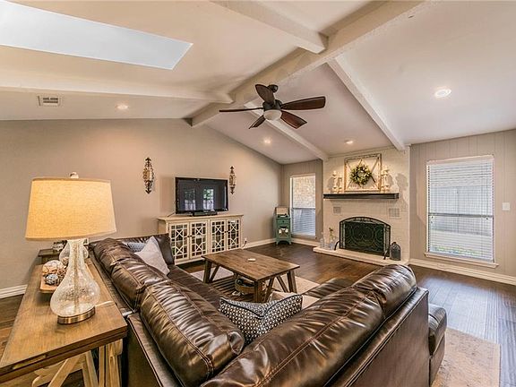 5th image of 2824 Live Oak Ln