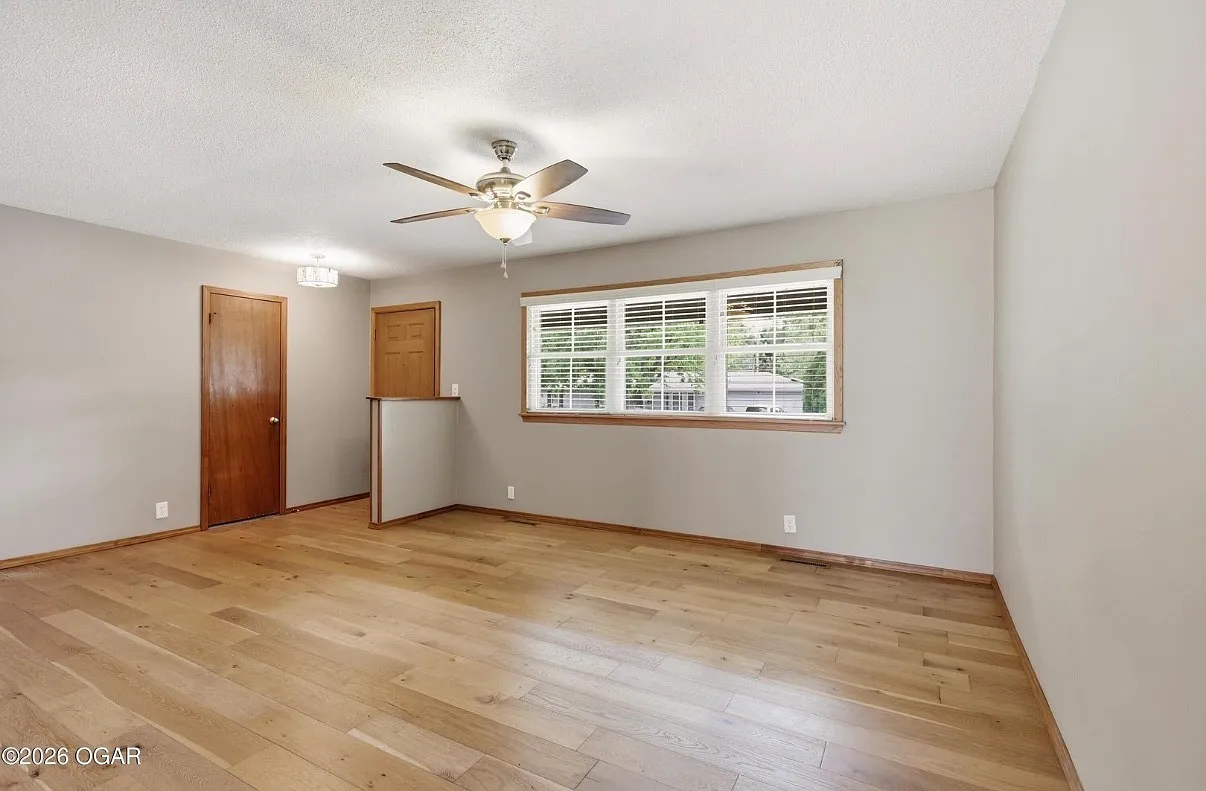 3 bed, 1100 sqft, $1,550 — Photo 3