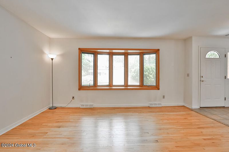 4th image of 19 Scotch Pine Drive
