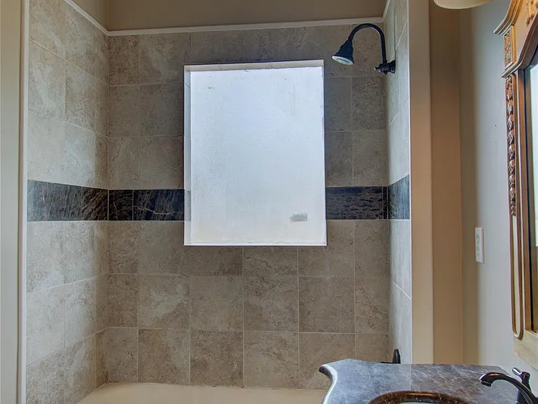 443 Gladstone Blvd — Photo 10