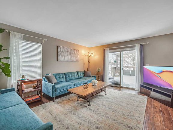 2nd image of 271 Wedgewood Cir
