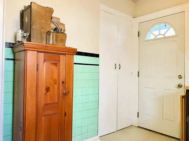 Kitchen door access to back deck and yard