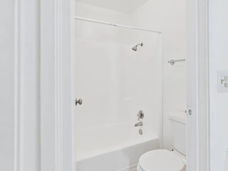 La Cresta Apartments — Photo 39