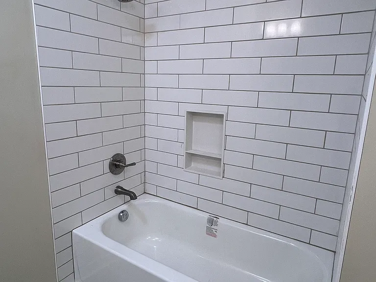Hall Bath w Tub/Shower