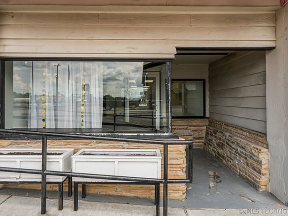 5th image of 518 W Will Rogers Blvd