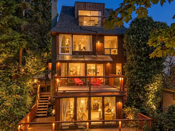 2069 Westview Dr, North Vancouver, BC V7M 3B1