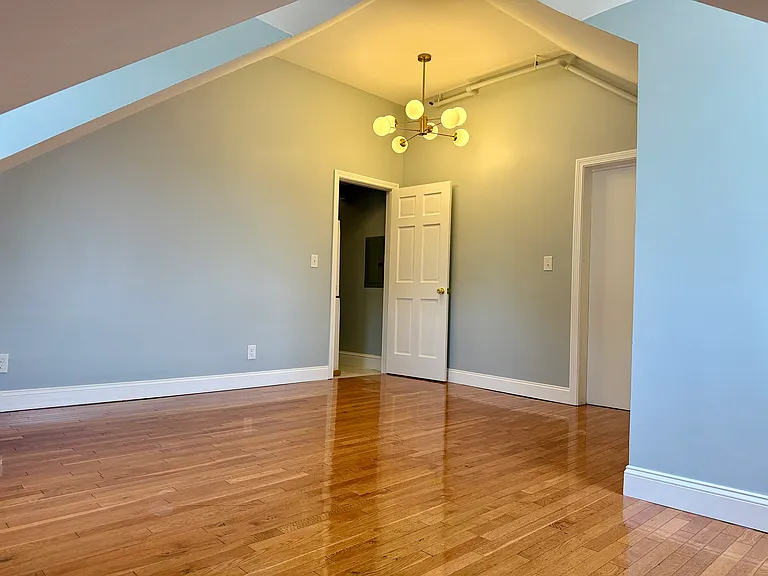 260 Hope St #5 — Photo 6