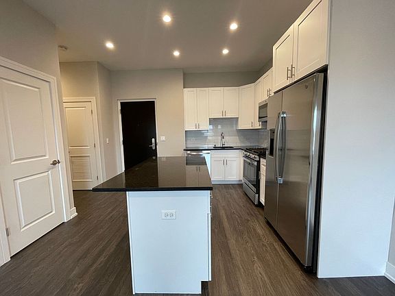 5th image of 1730 W Greenleaf Ave #403