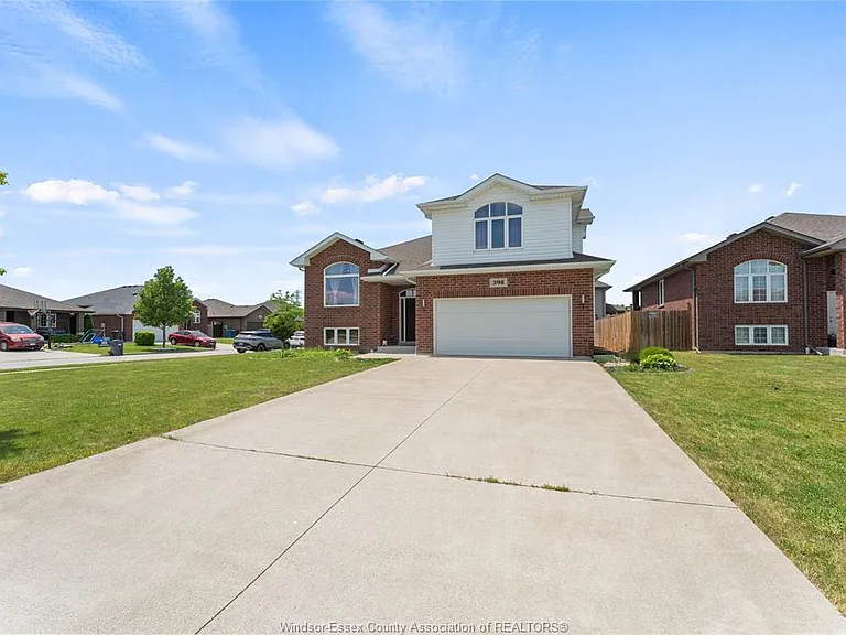 398 Poplar Dr — Photo 1