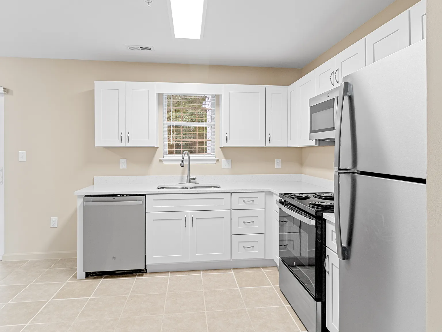 3 bed, 1.5 bath, 1092 sqft, $2,100 — Photo 3