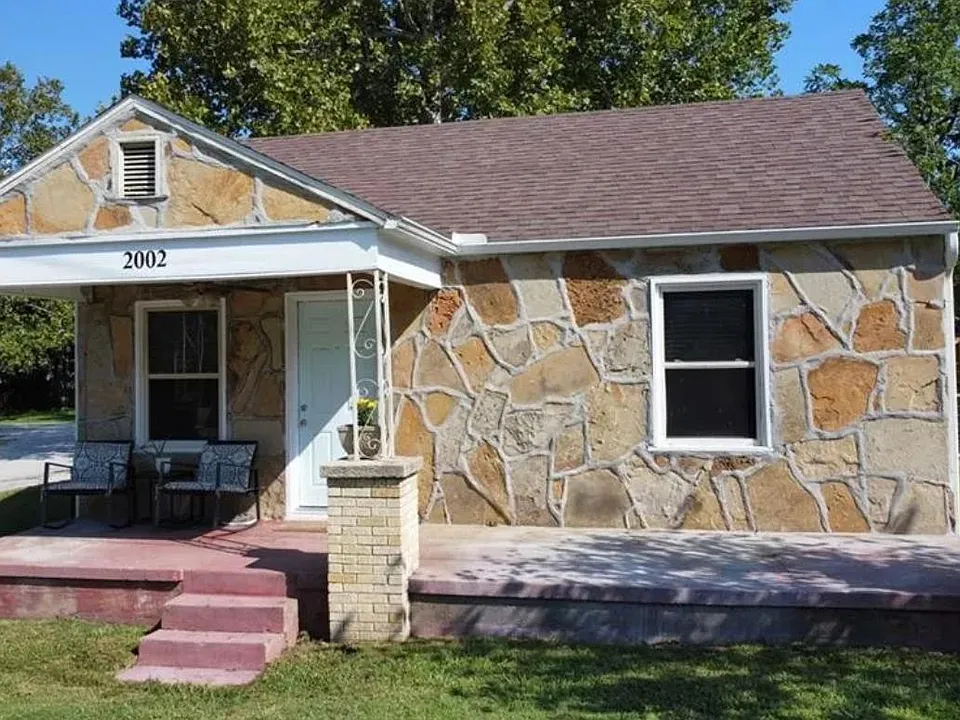 2002 E Huntsville Rd