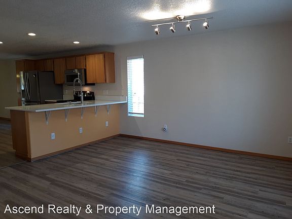 5th image of 553 SE 69th Ct