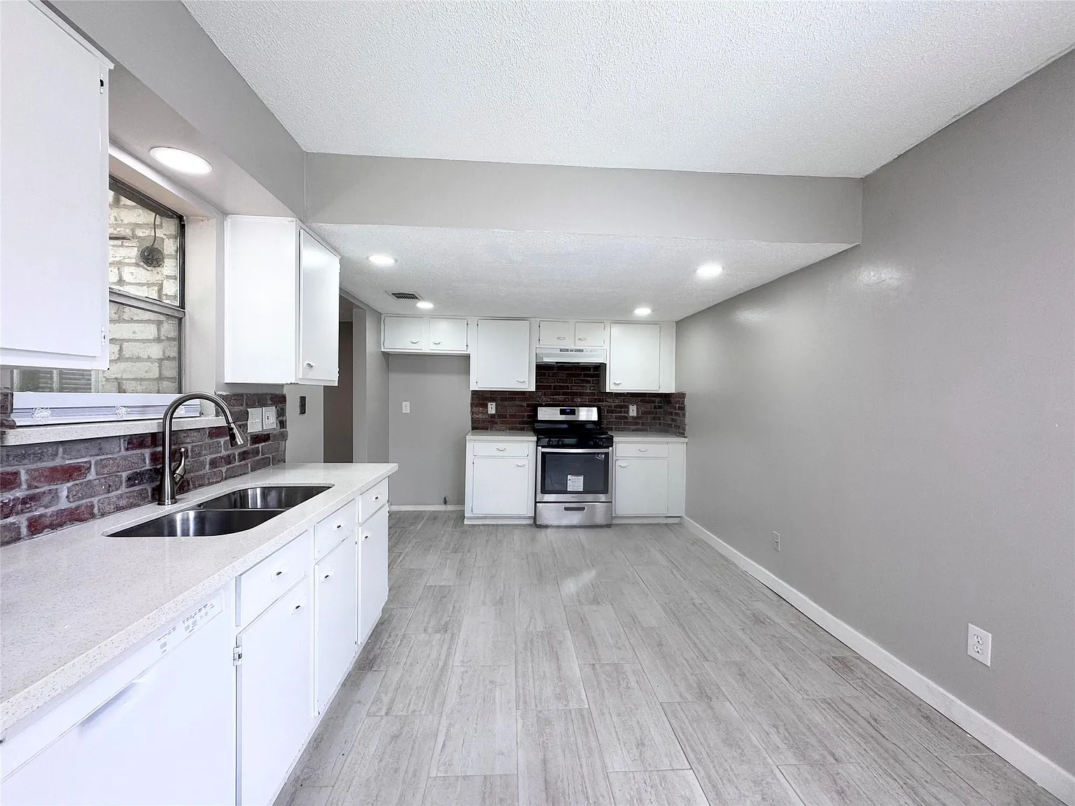 3 bed, 2.5 bath, 1782 sqft, $1,795 — Photo 3