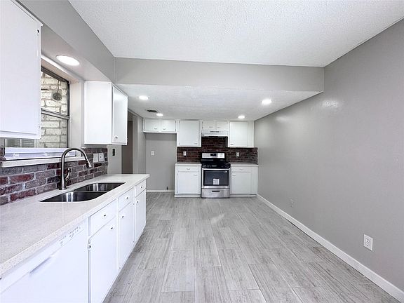 3rd image of 9414 Crystal Cove Cir