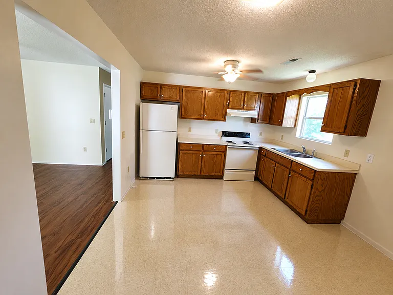 209 E Broad St — Photo 14