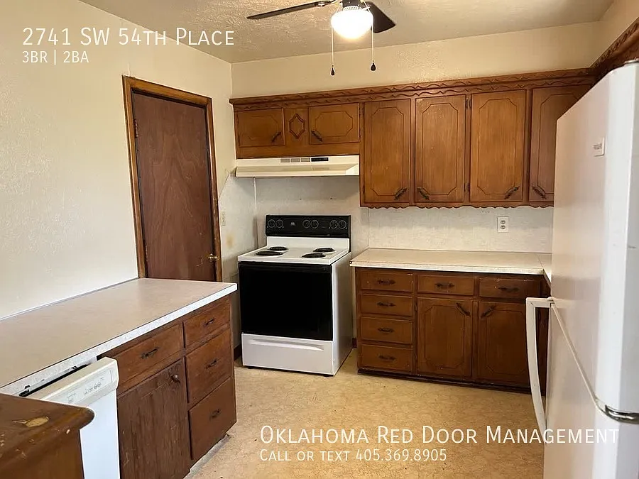 3 Bed, 2 Bath Home **Special 1/2 Off First Month + 1/2 Off Second Month** New Roof Coming Soon — Photo 3