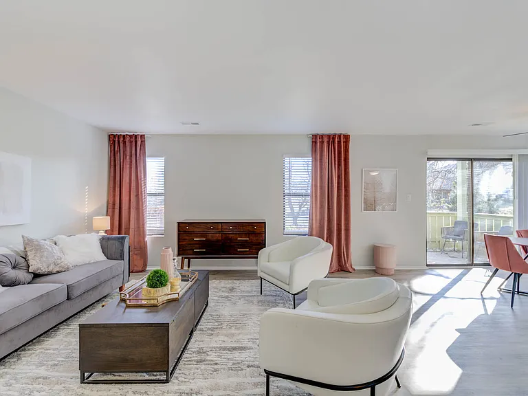 Lago Vista Apartments — Photo 34