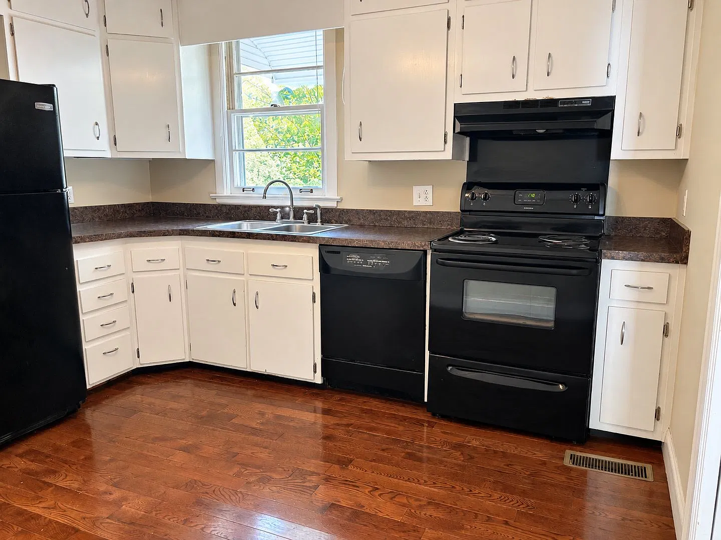 2 bed, 1.0 bath, 1156 sqft, $1,795 — Photo 4