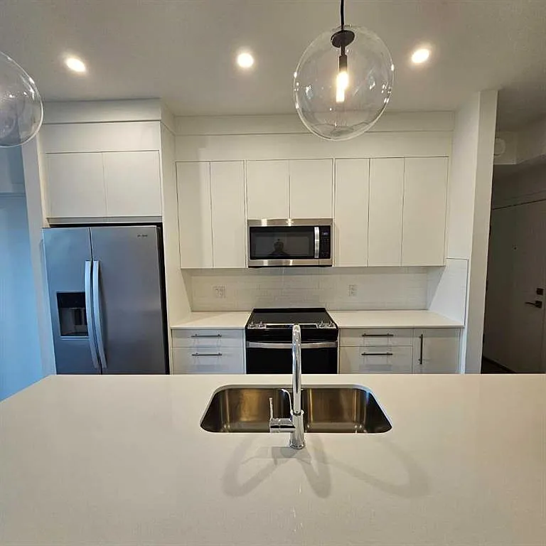 3 bed, 901 sqft, $2,000 — Photo 4