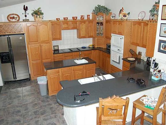 Kitchen and Breakfast Bar