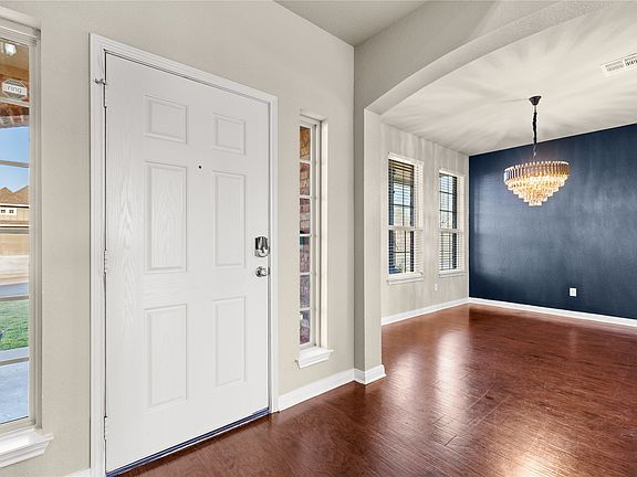 5th image of 10800 Aurora Dr