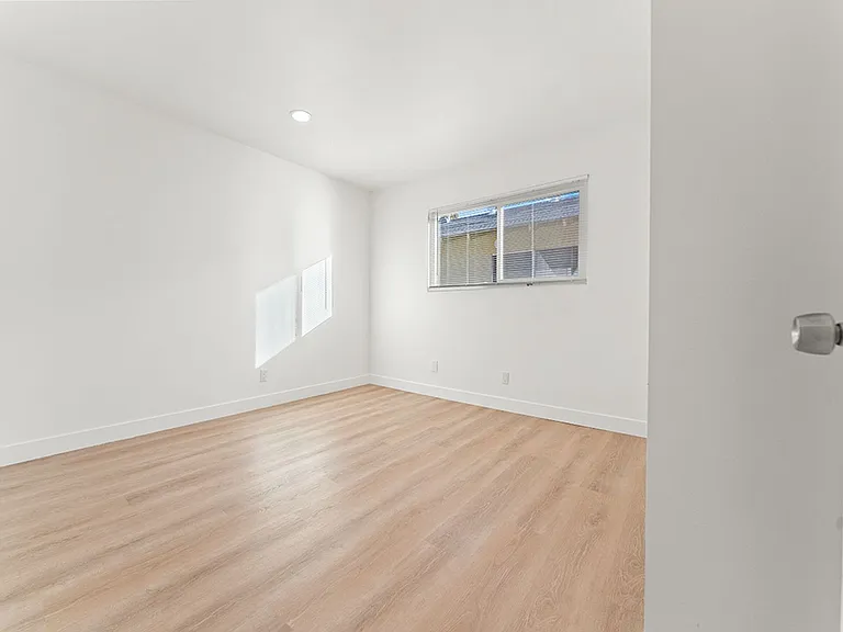 308 S Laurel St — Photo 6
