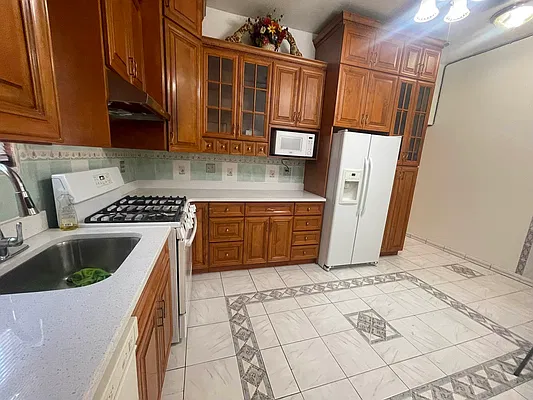 Rented by Metropolis International Realty Inc. | media 2