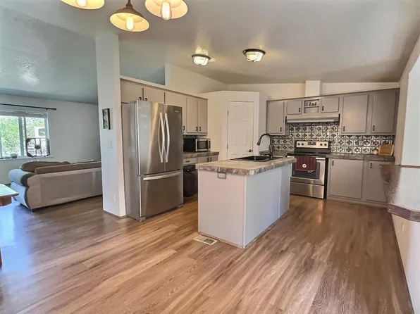 219 3rd Ave SE, Cut Bank, MT 59427