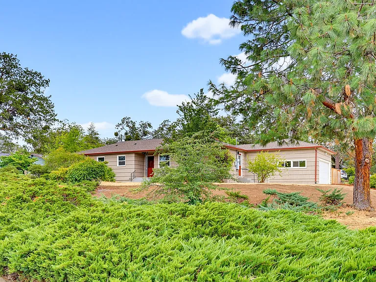2100 Woodlawn Dr — Photo 1