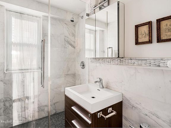 5th image of 150 E 61st St APT 8H