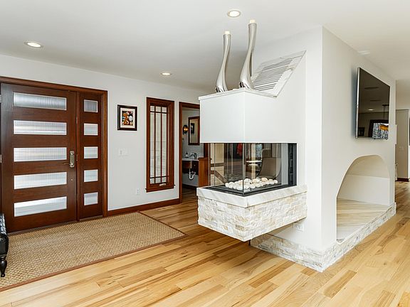 5th image of 900 12th Ave SW