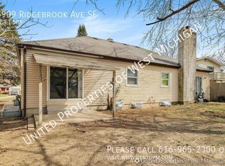 5909 Ridgebrook Ave SE, Kentwood, MI 49508