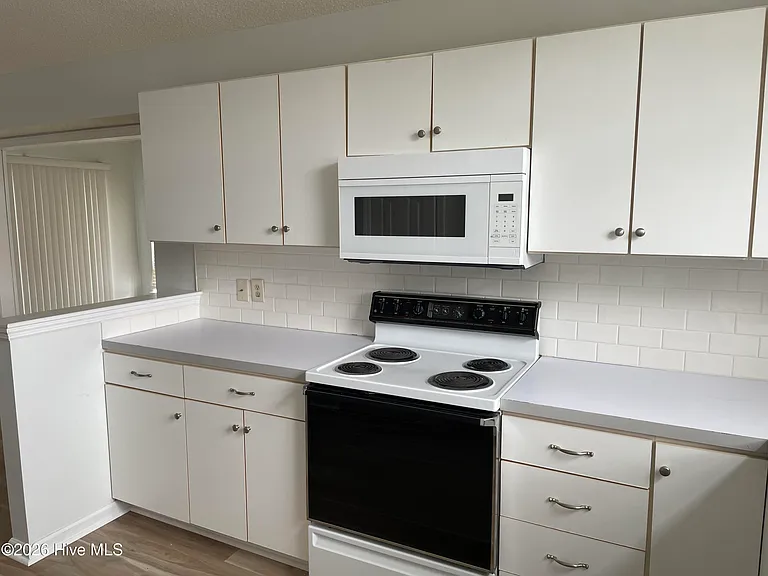 480 Saltaire Dr SW — Photo 10