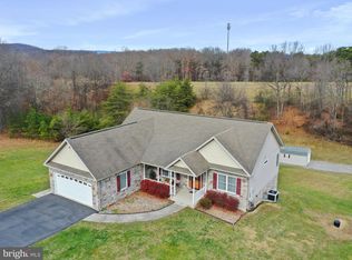 136 Fairview Oaks Ln, Berkeley Springs, WV 25411