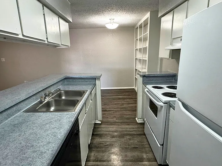 Santa Fe Apartments — Photo 7