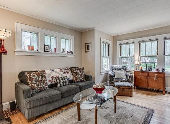 3rd image of 4154 Queen Ave N