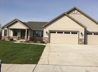 210 Prairie Ridge Dr, Lexington, IL 61753