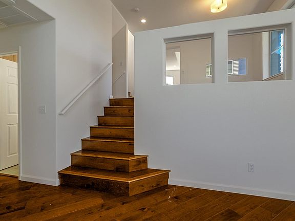 5th image of 2038 Lovell Pl