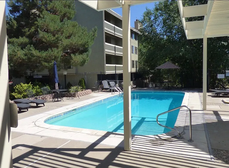 Pool & Jacuzzi