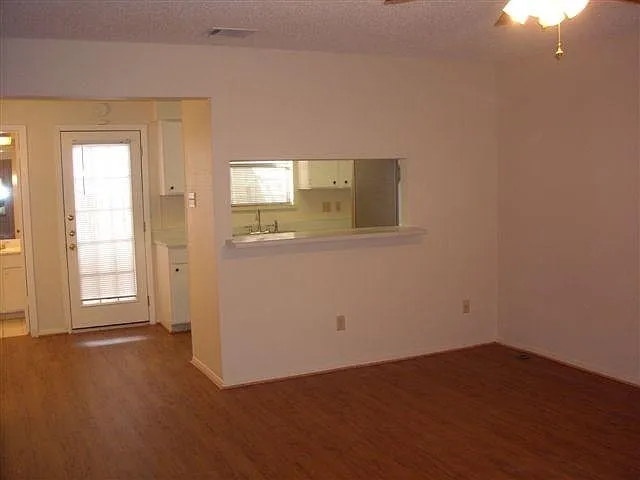 Building Photo - 8400 Jamestown Dr #426