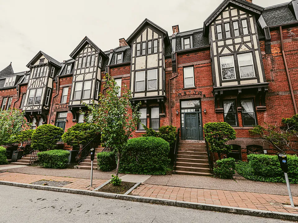 136 Gibbs St #2