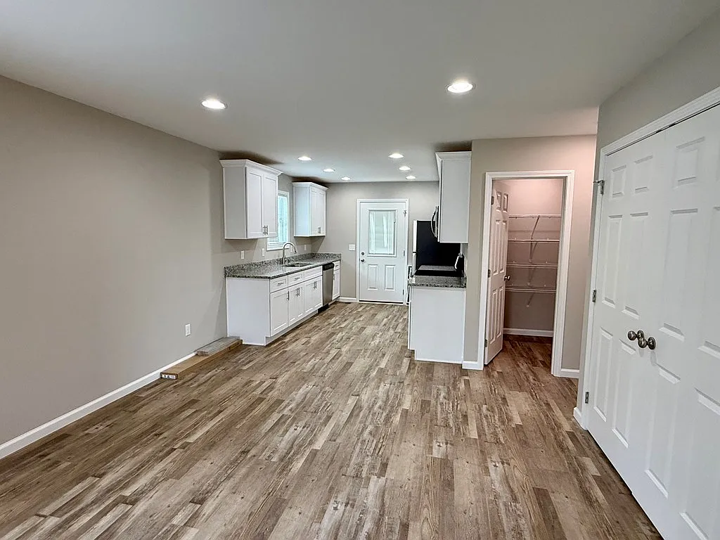 3 bed, 1296 sqft, $1,950 — Photo 3