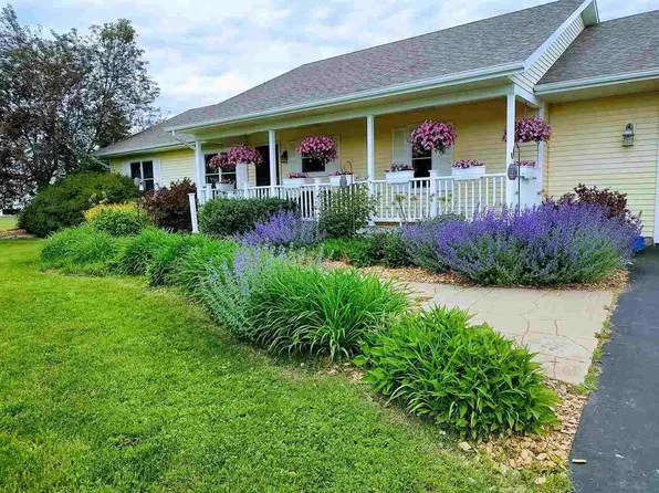 1362 Tracy Ln, Petoskey, MI 49770