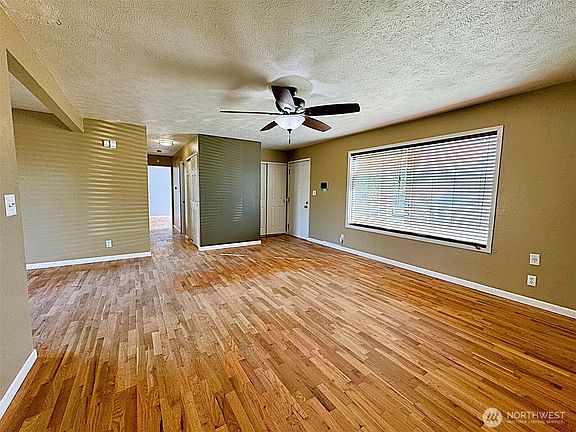3rd image of 1103 S Evergreen Drive