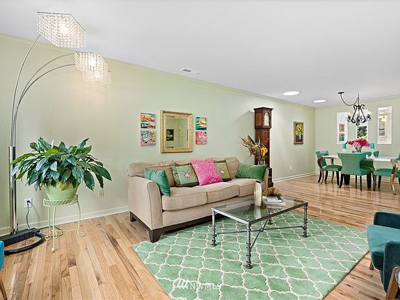 Wide open formal living & dining spaces.