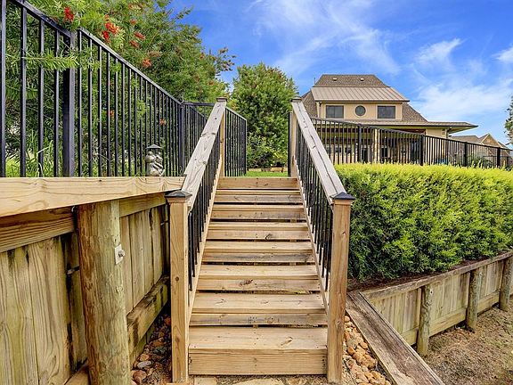 3rd image of 308 Twin Timbers Ln