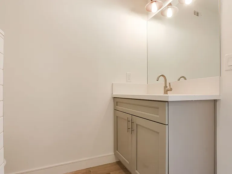 2042 N Alvarado St — Photo 15