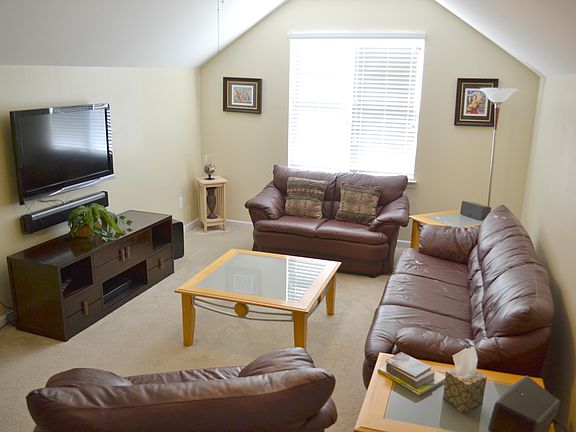 Bonus room or 6th bedroom