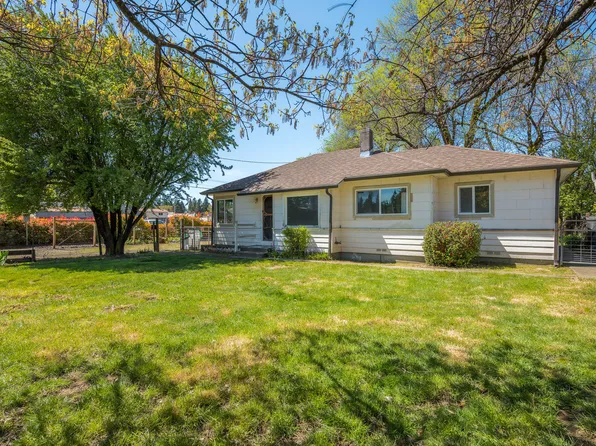 118 S Caves Ave, Cave Junction, OR 97523