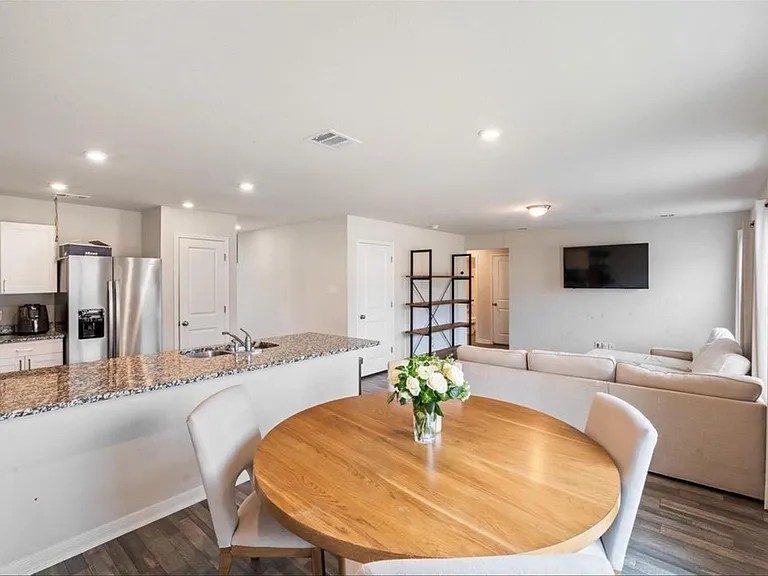 2224 Cedar Valley Dr — Photo 4